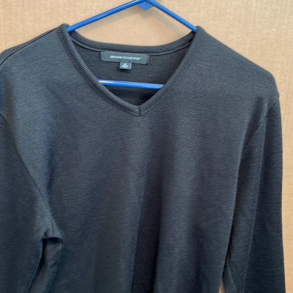 DESIGN COLLECTIVE Black size Medium V-Neck acrylic sweater - Picture 6 of 9